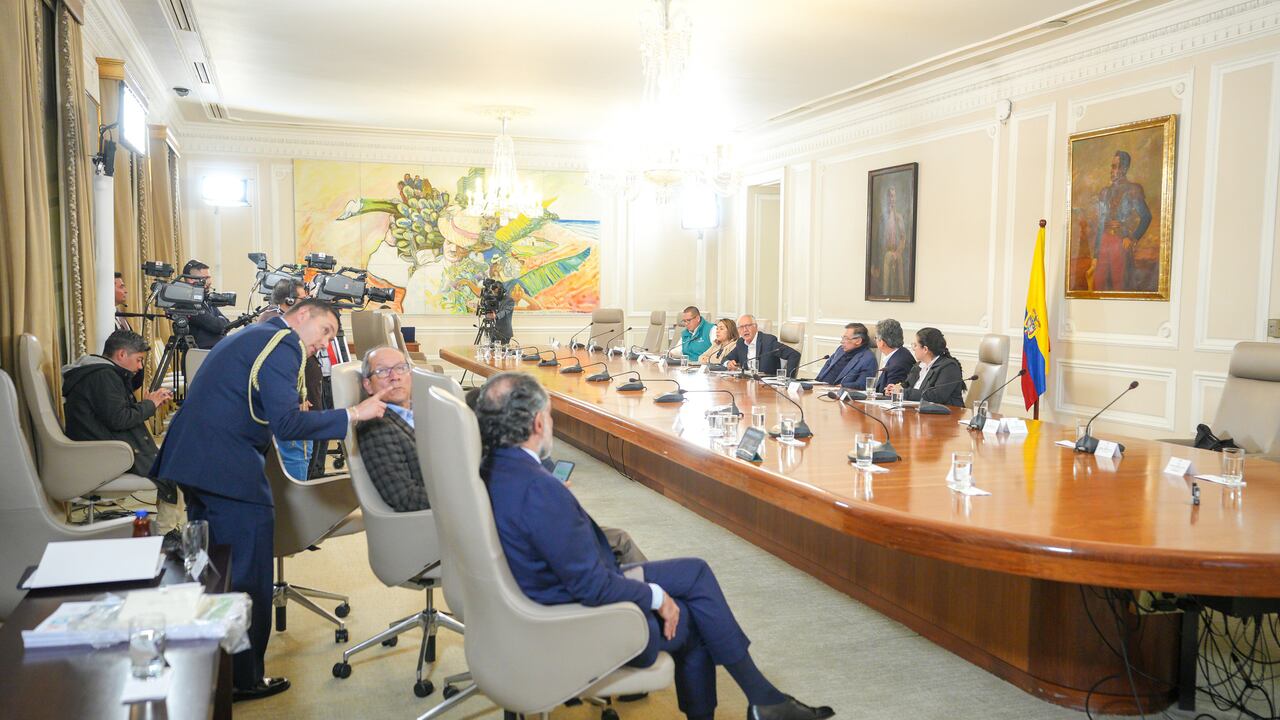 El presidente, Gustavo Petro, junto a parte de su equipo de Gobierno, el 21 de abril de 2025, en Bogotá