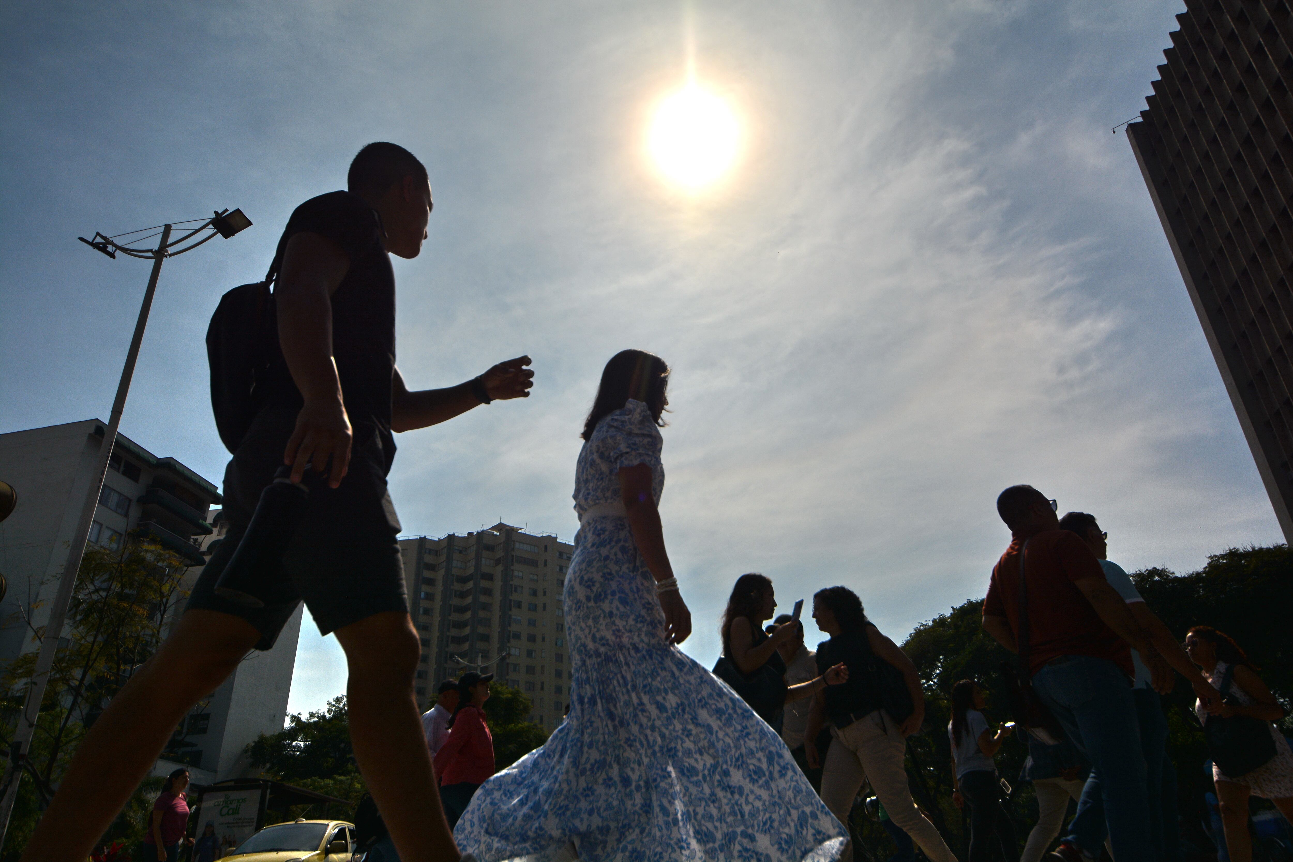 Hace menos de una semana, el mundo registró el día más caluroso de la historia, un récord alarmante si se tiene en cuenta que la temperatura media global habitualmente sigue subiendo hasta finales de julio e inicios de agosto debido al verano boreal.

La Organización Meteorológica Mundial advierte que las temperaturas podrían subir más y este pronóstico se refleja en la nueva ola de calor que azota a algunos países