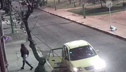 Dentro de los delincuentes, había una mujer, quien también ayudó a quitarle las pertenencias a la víctima.