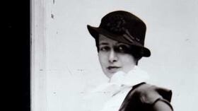 Carolina Cárdenas nació en Bogotá en 1903. Se educó en Inglaterra con sus abuelos y volvió al país alrededor de 1926. La sociedad de la época quedó fascinada con su belleza y estilo.