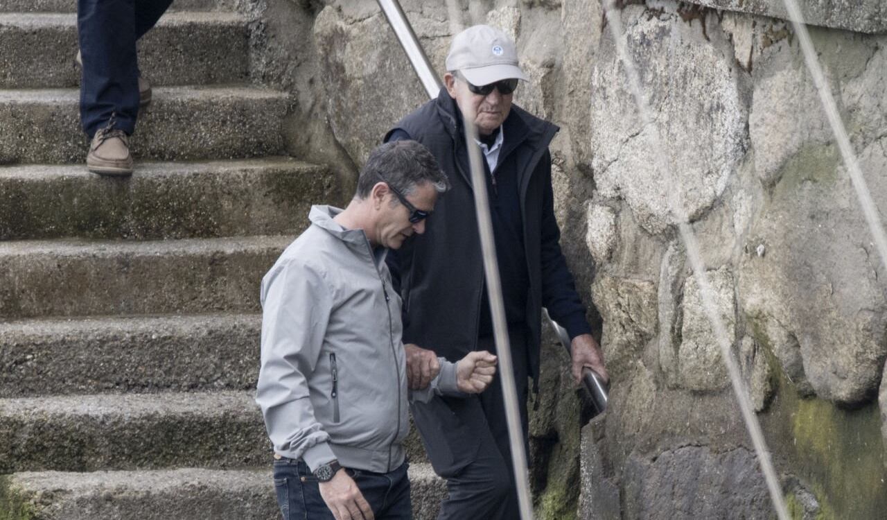 El Rey Juan Carlos I en su visita a España en la población de Sanxenxo