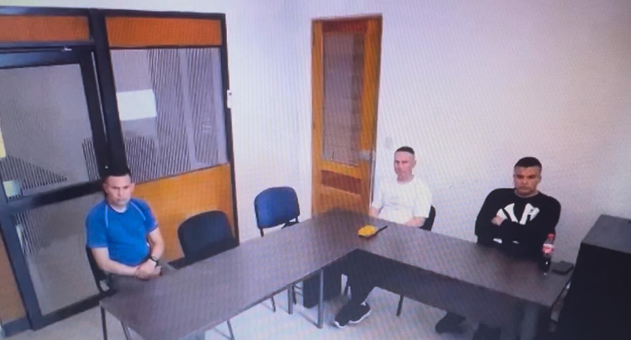 En la imagen los tres militares que fueron imputados por indisciplina militar que terminó en un emboscada del ELN, que dejó cinco uniformados muerto en Antioquia.