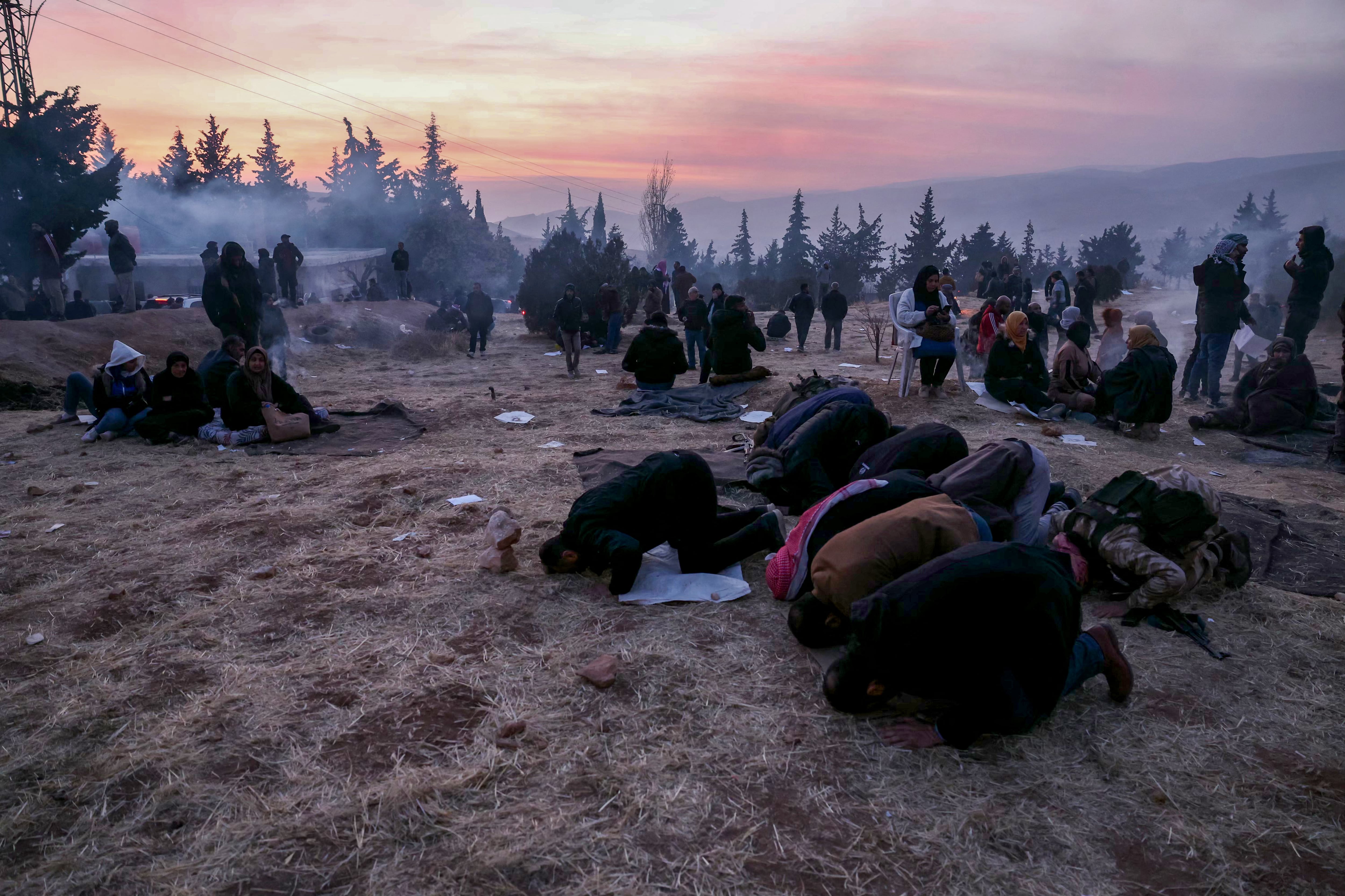 Personas rezan a las afueras de la prisión de Sednaya en Siria.