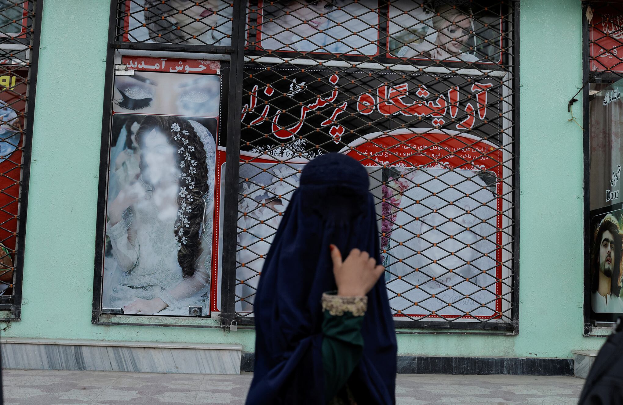 Las mujeres de Afganistán bajo el régimen de los talibanes