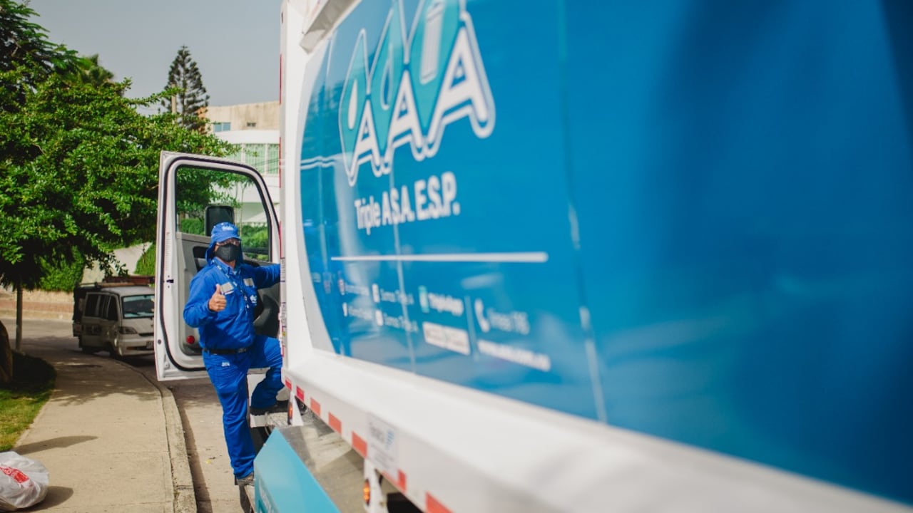 Triple A cuenta con un parque automotor de compactadoras a gas natural amigables con el ambiente.