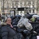 Los ciudadanos tienen que convivir con las basuras mientras caminan por las calles de París, Francia