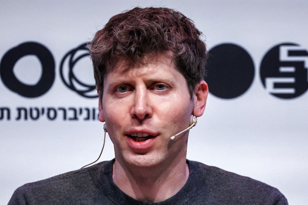 Sam Altman, empresario, inversor, programador y fundador y director ejecutivo estadounidense de la empresa de inteligencia artificial OpenAI, habla en la Universidad de Tel Aviv en Tel Aviv el 5 de junio de 2023. El creador de ChatGPT, OpenAI, anunció el 21 de noviembre de 2023 que Altman regresaría. como su director ejecutivo, días después de que su impactante despido hundiera a la empresa pionera en inteligencia artificial en una crisis. Cientos de empleados de OpenAI amenazaron con dimitir tras el despido de Altman el 17 de noviembre, exigiendo en una carta enviada a los medios la dimisión de la junta directiva, mientras se especulaba sobre el futuro de la empresa. (Foto de JACK GUEZ / AFP)