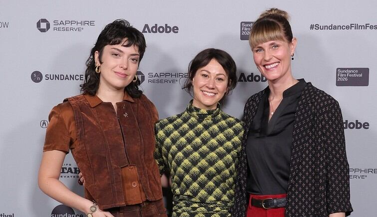 Natalia Fuentes, Sara Dosa y Freyja Kristinsdóttir posan en la premiere de Tiempo y Agua en el festival de Sundance, 2026.
