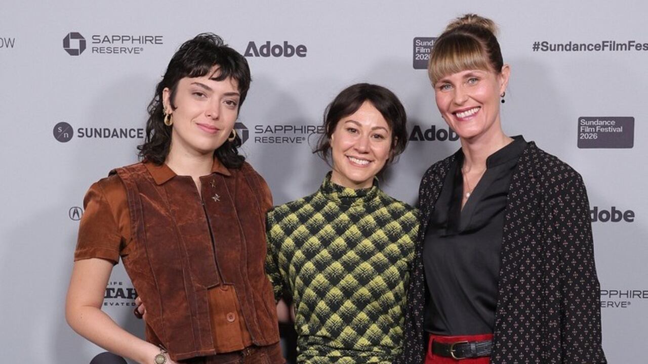 Natalia Fuentes, Sara Dosa y Freyja Kristinsdóttir posan en la premiere de Tiempo y Agua en el festival de Sundance, 2026.