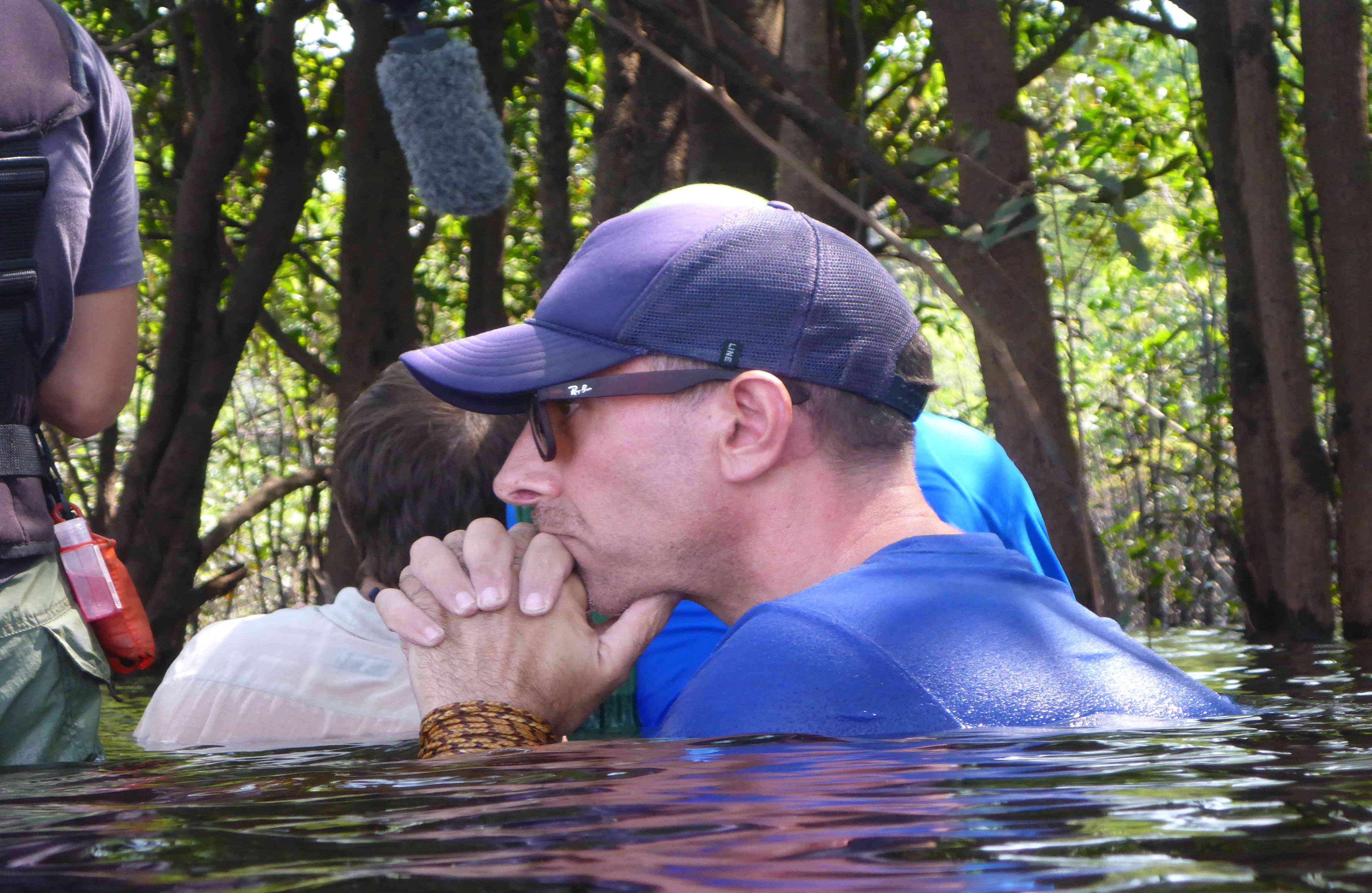 “Cuando Marc, el director, le preguntó, nos contó todo completo, no escondió nada ni mintió. Dijo que solo él pudo haberlo hecho y que era lo más importante que había hecho para la conservación en su vida porque cambió la ley en Brasil. En las fotos de ese día soy el de gafas y sombrero que se ve muy estresado. Estaba pensando: “nuestro documental ha cambiado por completo, ¿qué vamos a hacer?” porque en ese momento Richard se volvió el personaje principal”. 