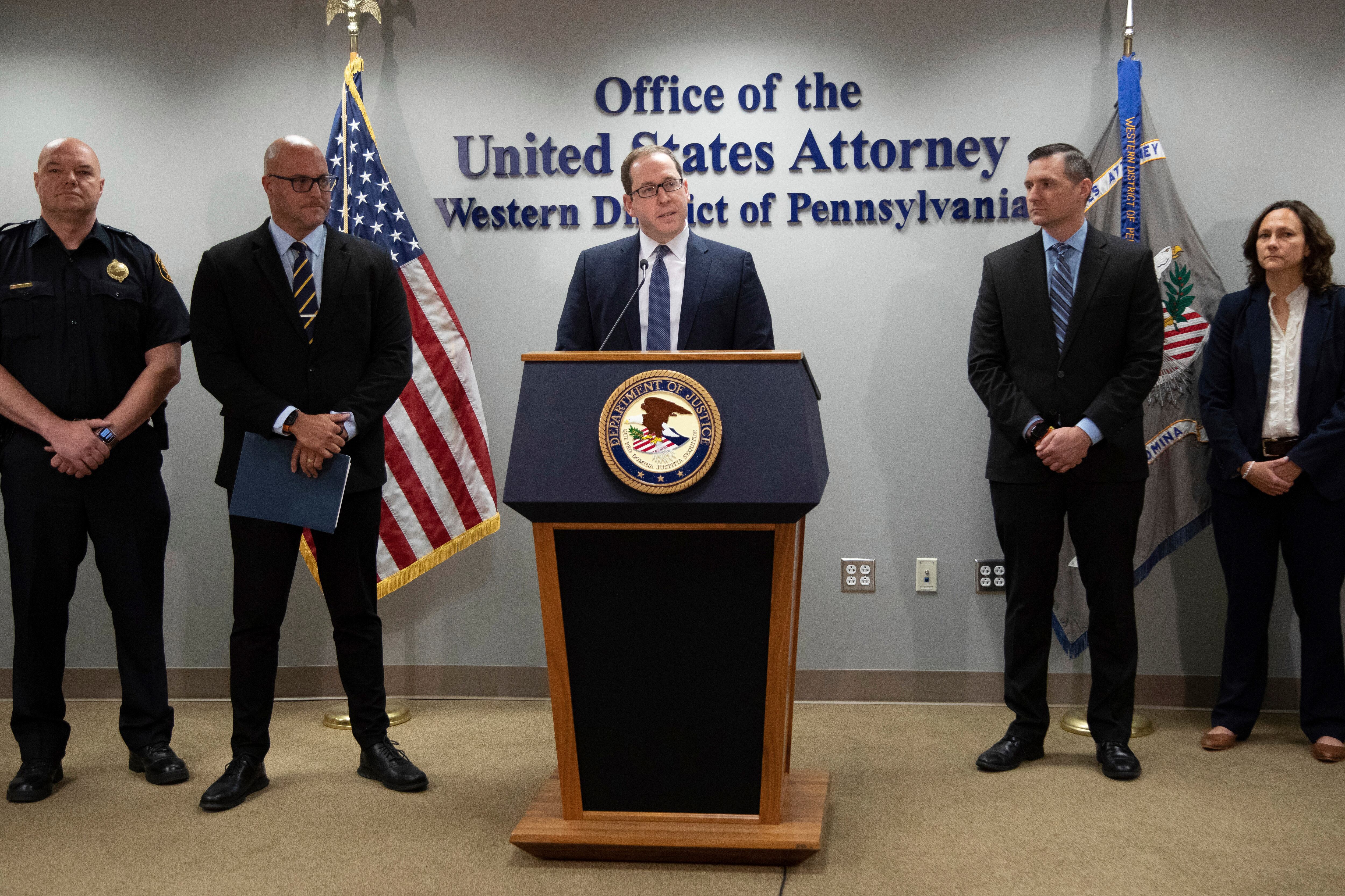 El fiscal federal Eric Olshan, en el centro, da declaraciones a los medios de comunicación después de la sentencia de Robert Bowers en el juzgado estadounidense Joseph F. Weis Jr. en Pittsburgh, el miércoles 2 de agosto de 2023