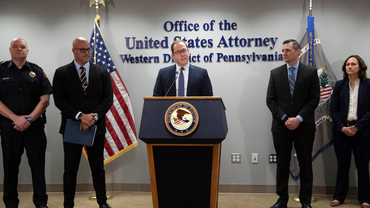 El fiscal federal Eric Olshan, en el centro, da declaraciones a los medios de comunicación después de la sentencia de Robert Bowers en el juzgado estadounidense Joseph F. Weis Jr. en Pittsburgh, el miércoles 2 de agosto de 2023.