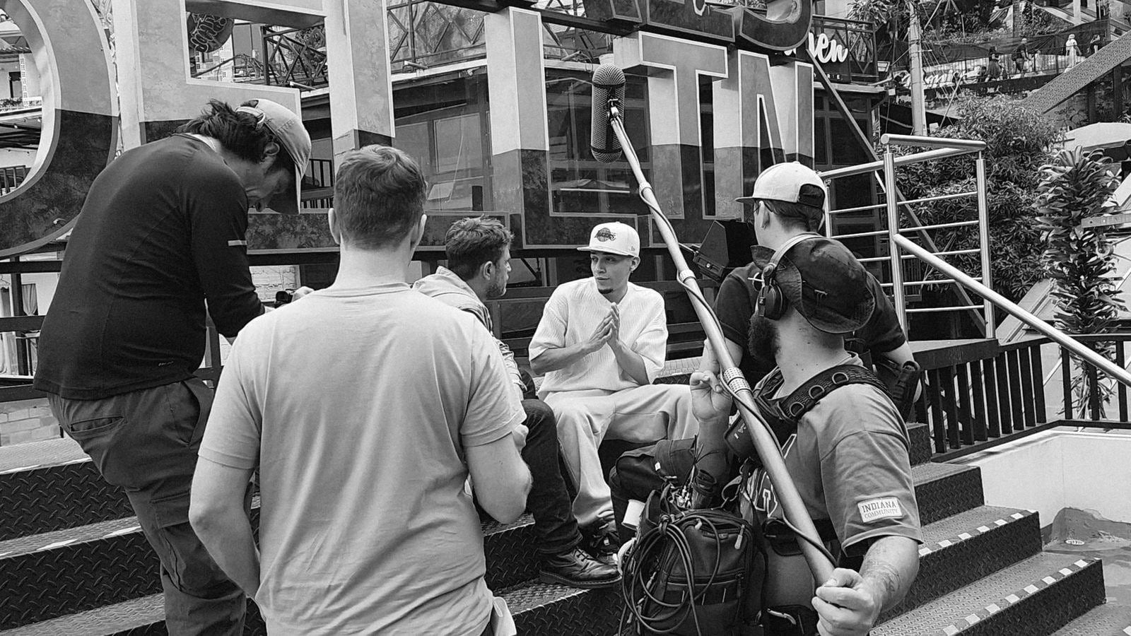 History Channel estrenará el 29 de abril en exclusiva para América Latina Parceros, un documental que pone la mirada sobre una de las realidades más complejas y urgentes de Colombia, la vida de miles de jóvenes que crecen en medio de la pobreza, la desigualdad y la violencia en las comunas de Medellín.