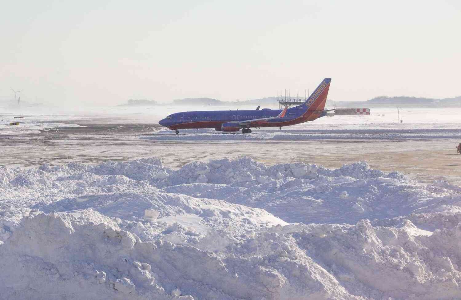 BOSTON, MA -: Un avión de Southwest Airlines navega por un nevado y helado Aeropuerto Logan Internacional después de un "ciclón de bomba" el día anterior el 5 de enero de 2018 en Boston, Massachusetts. Cientos de vuelos fueron cancelados y retrasados debido a la tormenta. Scott Eisen / Getty Images / AFP