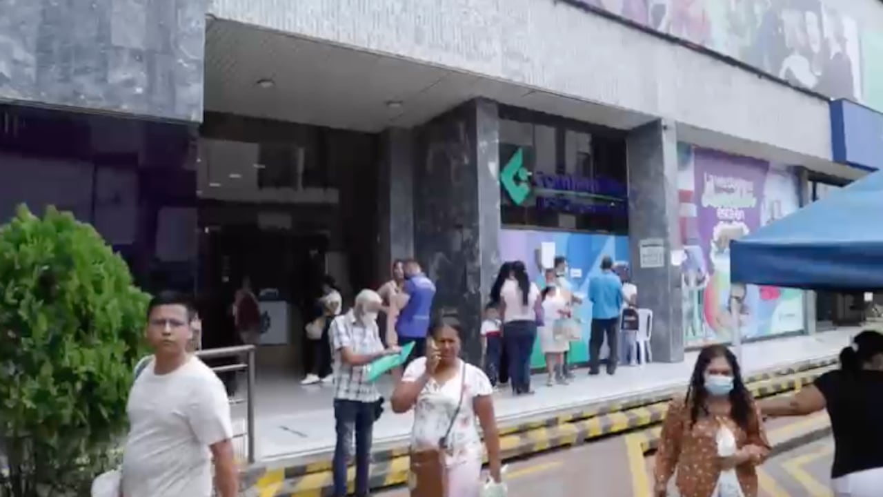 Miles de afiliados a la EPS Comfamiliar Huila se mostraban preocupados ante el anuncio de liquidación.