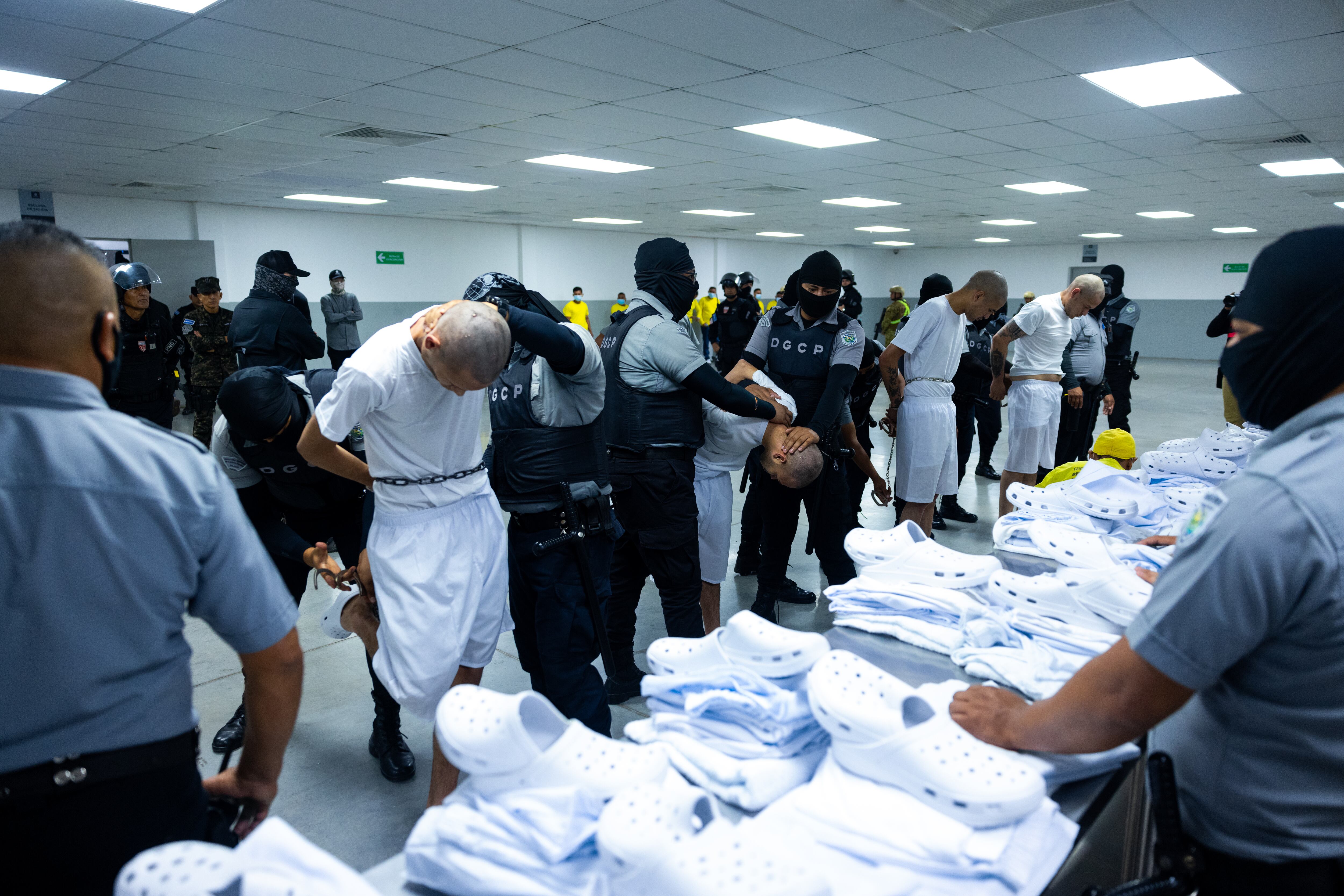 Autoridades reciben a grupo de "delincuentes" en la megacárcel de El Salvador