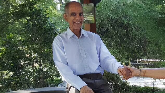 El hombre de 80 años se encontraba en un parque cercano a su casa para pasear a su perro como solía hacer, según la familia.