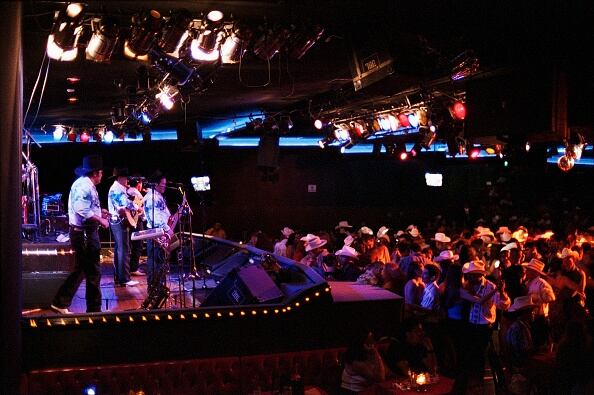 Sin mencionar nombres de intérpretes, los comentarios del gobernante aluden a frases y temáticas propias de artistas como Peso Pluma o Natanael Cano, veinteañeros intérpretes de los llamados “corridos tumbados” o “bélicos”, la más reciente y exitosa variante del narcocorrido.  (Photo by Gregory Bojorquez/Getty Images)