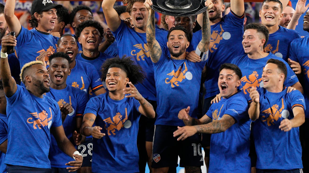 Aaron Boupendza jugó con Santiago Arias y Yerson Mosquera en Cincinnati FC