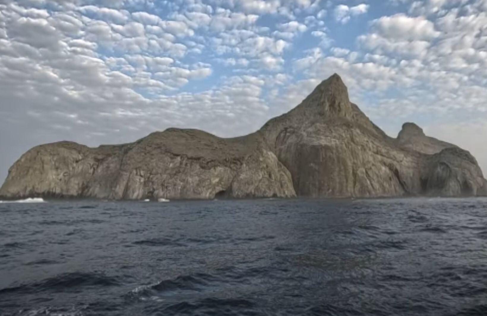 Descubra la isla Malpelo, la roca viviente del Pacífico colombiano, top 10 mundial para el buceo con tiburones