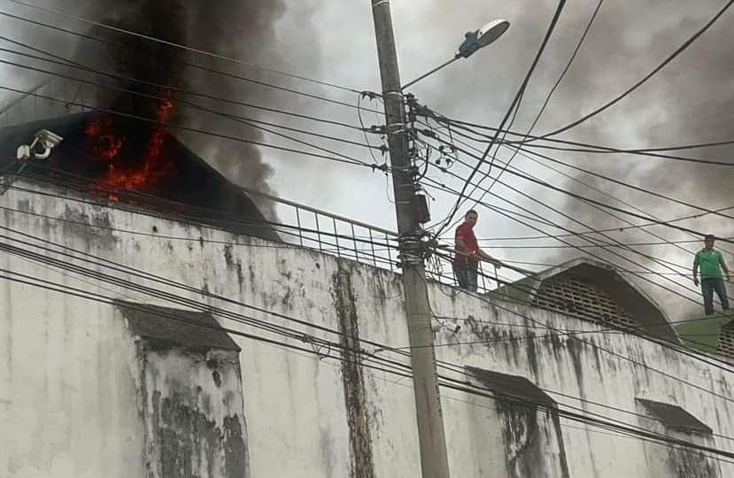 En varias áreas prendieron fuego.