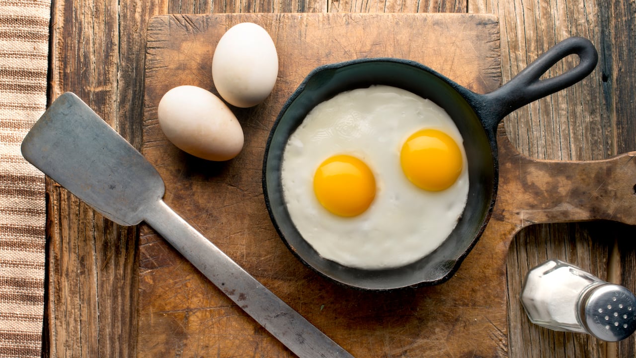 El huevo es una fuente rica en proteínas.