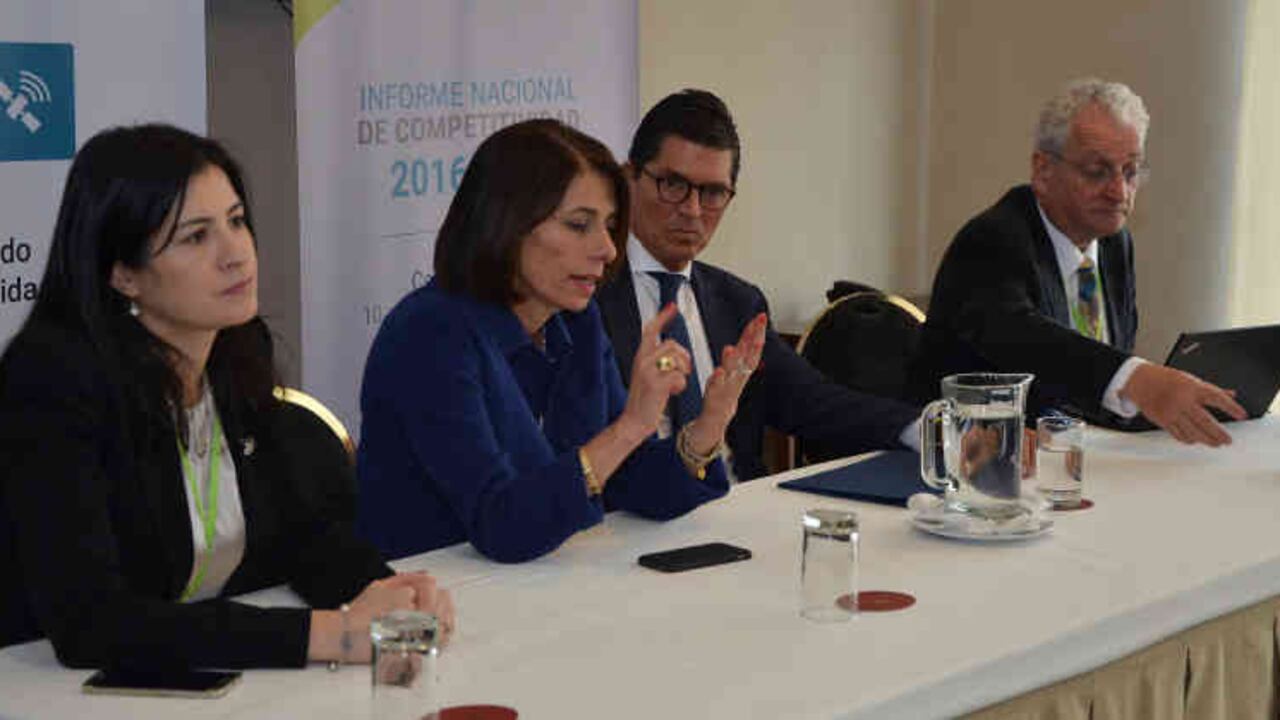 Carolina Soto, alta consejera presidencial, Rosario Córdoba, presidenta del Consejo Privado de Competitividad, y Antonio Celia, presidente de Promigás.