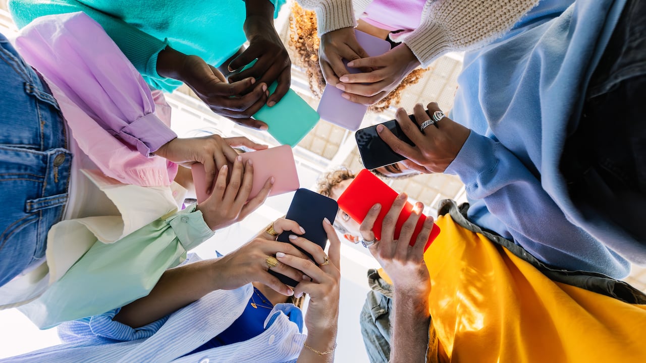 Jóvenes usando dispositivos móviles.
