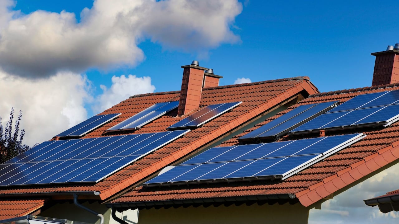 Existen diversos tipos de paneles solares que se adaptan a las necesidades de cada casa.