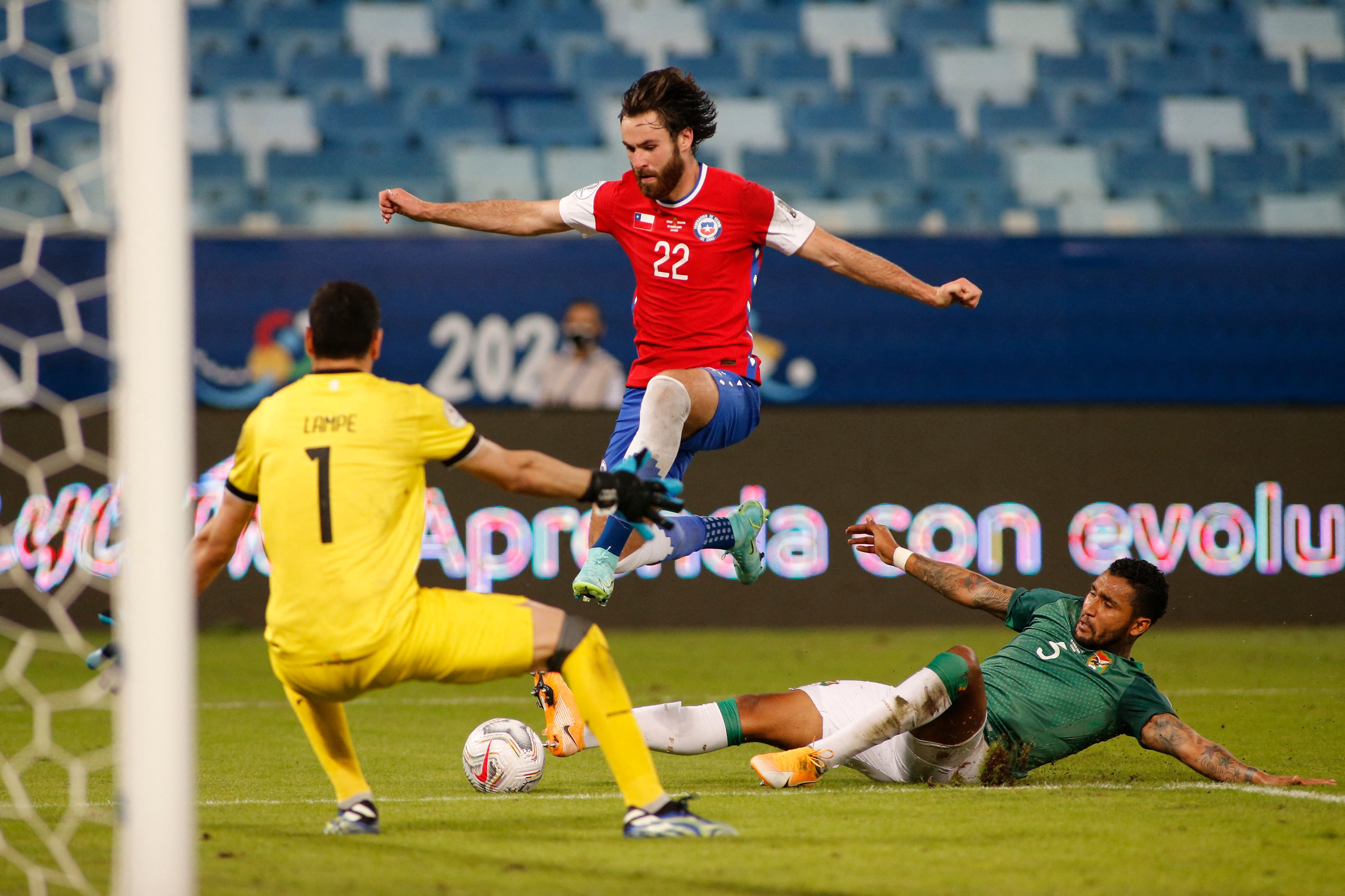 Chile vs Bolivia. (Photo by SILVIO AVILA / AFP)