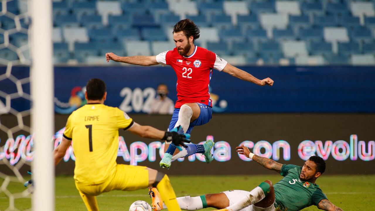 Chile vs Bolivia. (Photo by SILVIO AVILA / AFP)