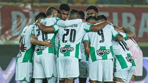 Jugadores de Atlético Nacional reuniodos antes de un partido en Pereira