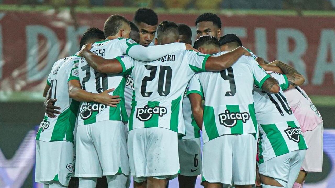 Jugadores de Atlético Nacional reuniodos antes de un partido en Pereira