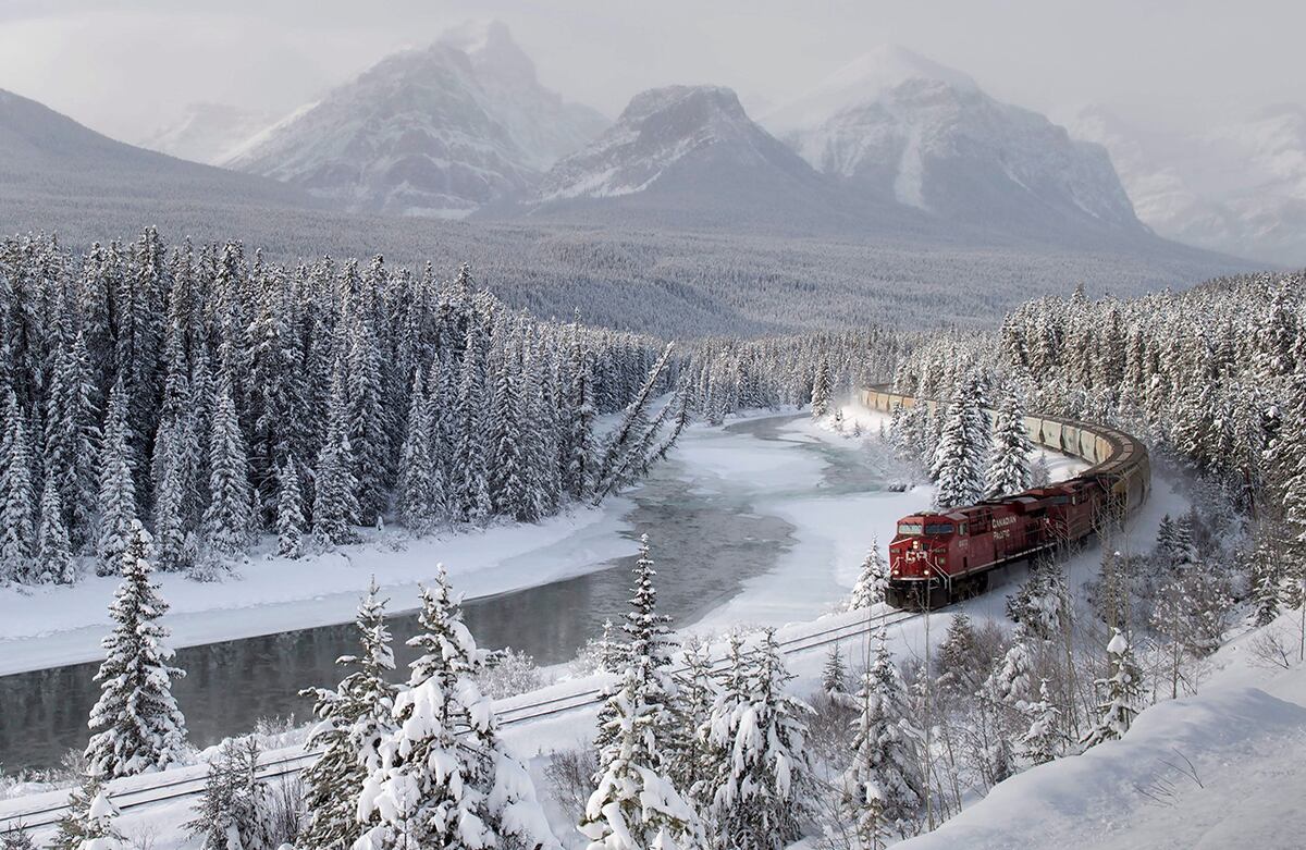 Un tren atraviesa la Curva de Morant, cerca al arroyo Baker en Alberta, Canadá. (AP)