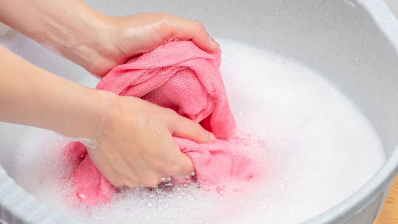 El agua caliente puede ayudar a lavar la ropa mejor en ciertas situaciones.