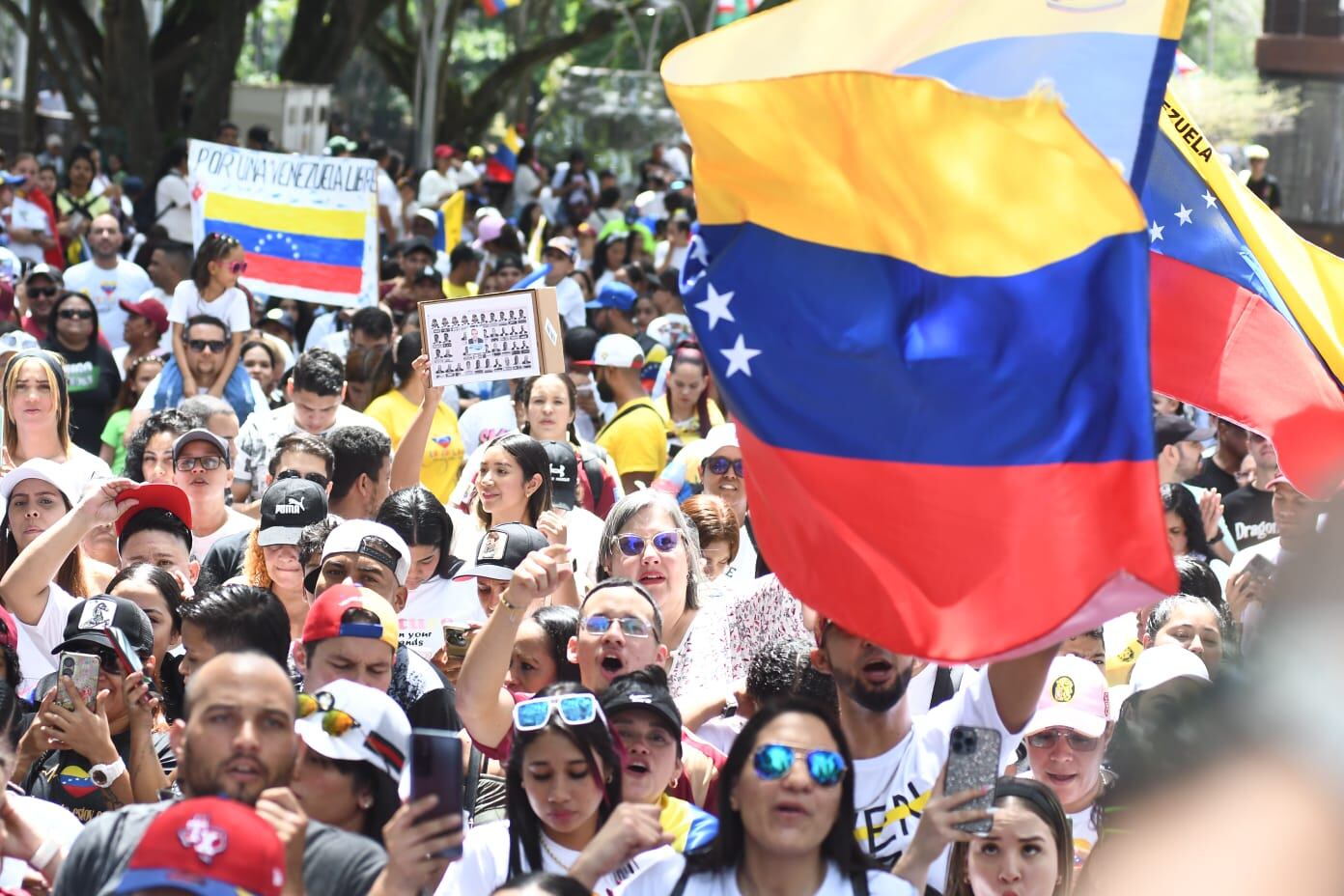 Ciudadanos venezolanos se reúnen en el Boulevard del Río a la espera de los resultados de las elecciones presidenciales en el vecino País.