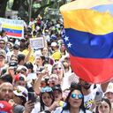Ciudadanos venezolanos se reúnen en el Boulevard del Río a la espera de los resultados de las elecciones presidenciales en el vecino País.