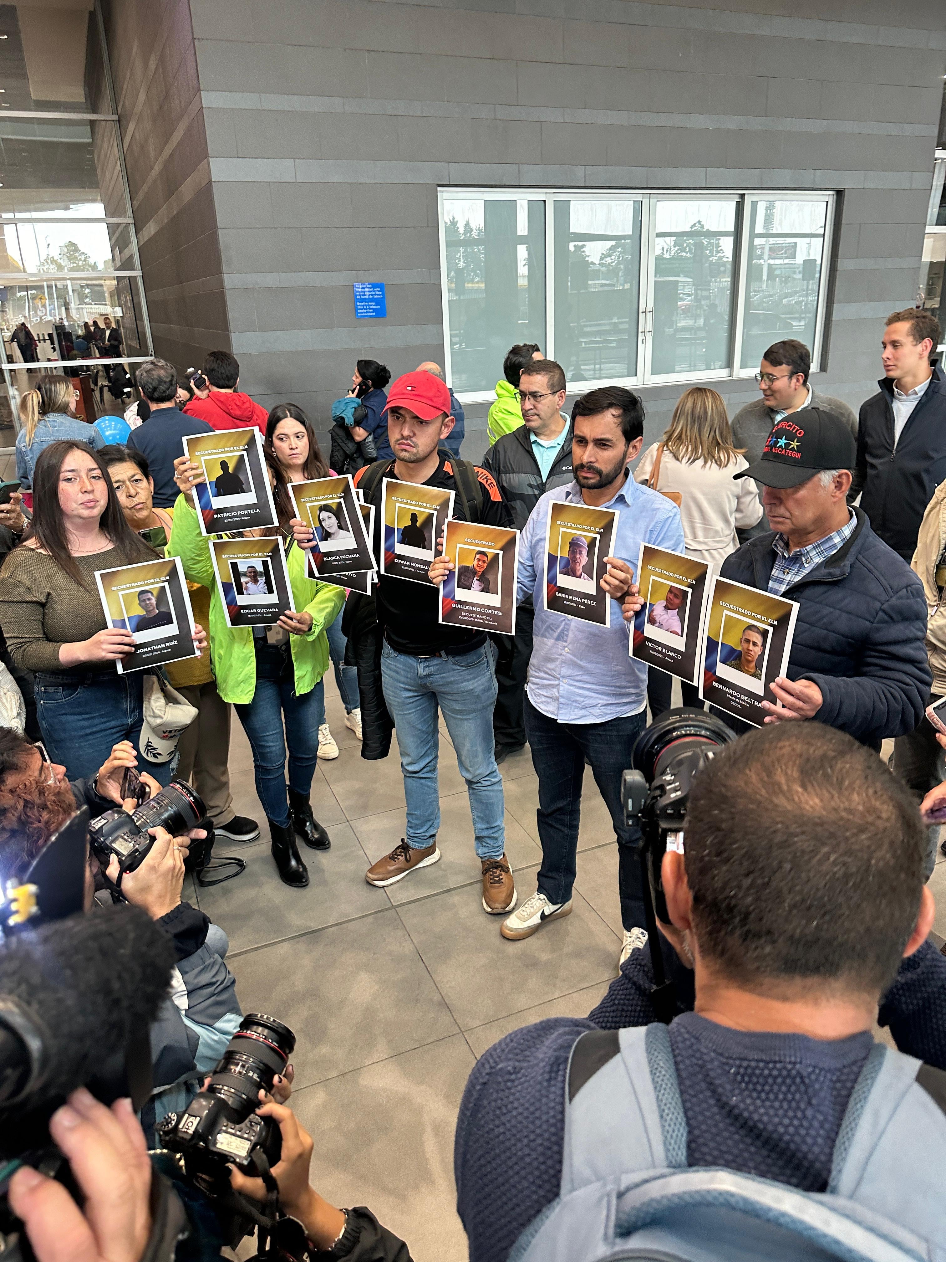 El Representante a la Cámara pidió la liberación de al menos 12 personas que se encuentran secuestradas por el ELN, y exigió actuar en esa vía antes de continuar con los diálogos de paz.