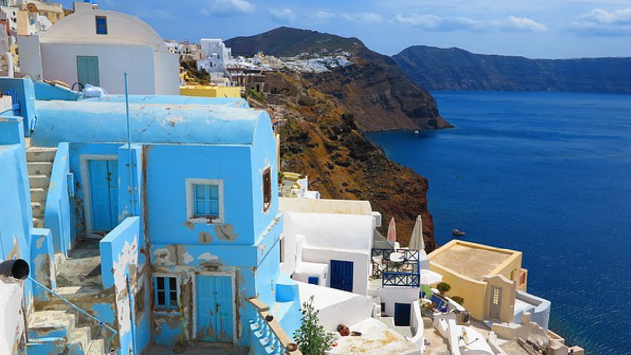 Grecia es un país que vive del turismo, la agricultura y la pesca, no cuenta con grandes fábricas o empresas.