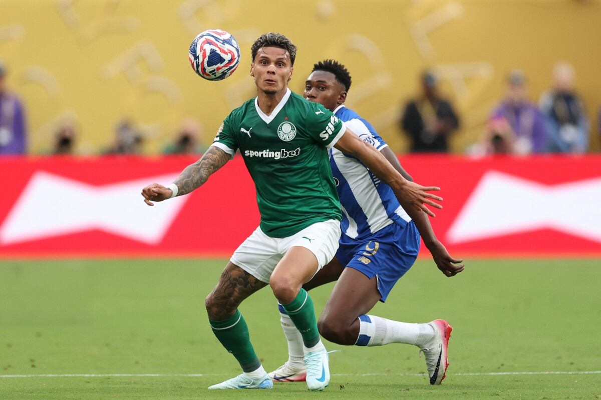 El centrocampista colombiano #08 del Palmeiras, Richard Ríos, y el delantero español #09 del FC Porto, Samu Aghehowa, luchan por el balón durante el partido del Grupo A del Mundial de Clubes 2025