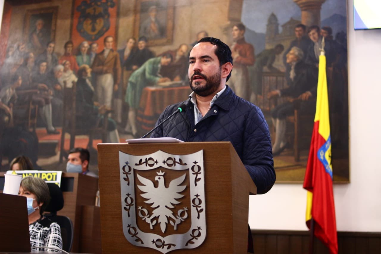 El concejal de Bogotá Rolando González fue víctima de robo a mano armada.