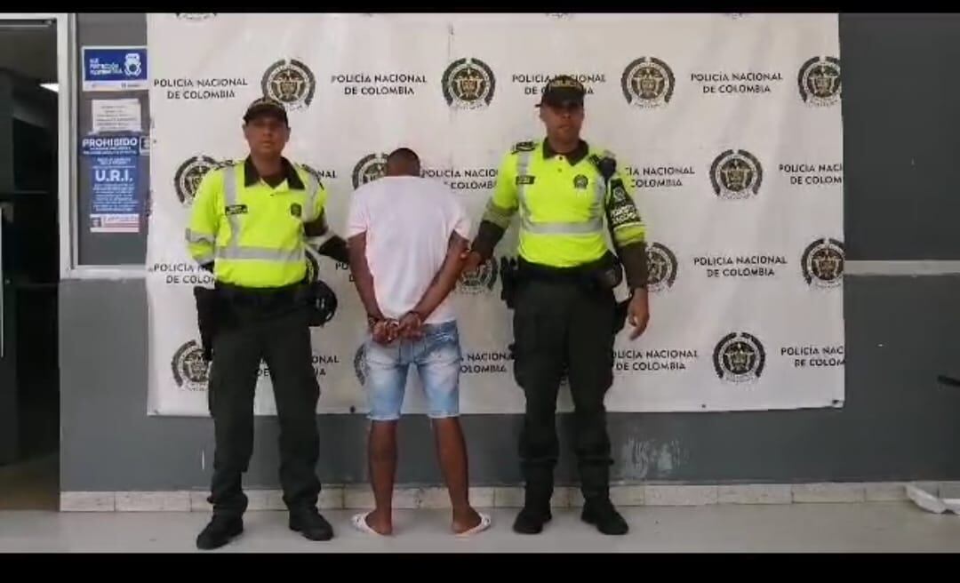 El hombre fue capturado y le encontraron un arma y el celular robado