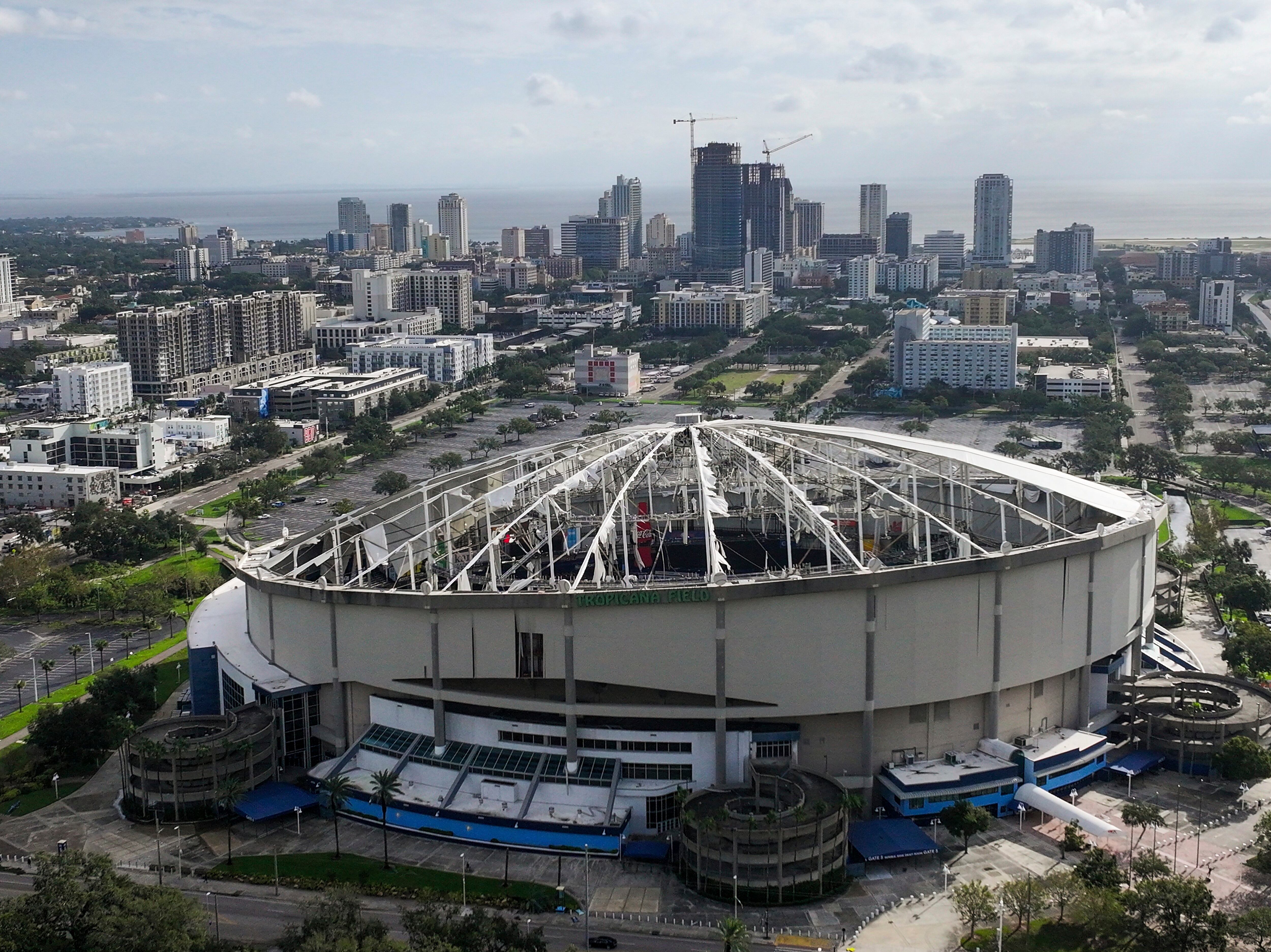 Una vista aérea desde un dron del Tropicana Field con el techo destrozado después del paso del huracán Milton.