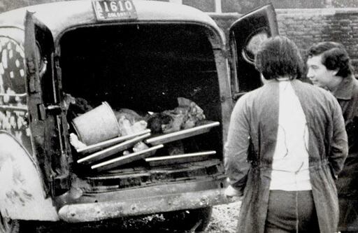 Este es uno de los dos vehículos que llegaron al Cementerio del Sur en la mañana del 22 de enero de 1986 transportando cuerpos. En la foto se observa que el carro está muy deteriorado y no tiene ningún tipo de identificación oficial, como por ejemplo de Medicina Legal. La placa es de  particular y corresponde a un carro de 1952, lo que no cuadra con el modelo de la camioneta, que es de los años 40.  En la foto se alcanzan a divisar por lo menos cuatro cuerpos y un balde