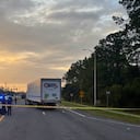 En la imagen, proporcionada por el departamento de policía del condado St. Johns, se observa el cierre de los carriles hacia el este de la autopista SR 16 entre Outlet Mall Boulevard e Inman Road en St. Augustine, Florida, tras una colisión fatal. (Departamento de policía del condado St. Johns vía AP)
