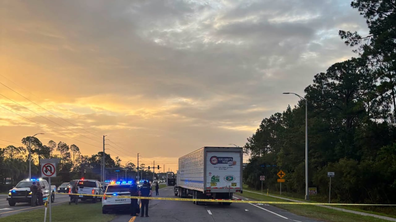 En la imagen, proporcionada por el departamento de policía del condado St. Johns, se observa el cierre de los carriles hacia el este de la autopista SR 16 entre Outlet Mall Boulevard e Inman Road en St. Augustine, Florida, tras una colisión fatal. (Departamento de policía del condado St. Johns vía AP)
