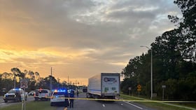En la imagen, proporcionada por el departamento de policía del condado St. Johns, se observa el cierre de los carriles hacia el este de la autopista SR 16 entre Outlet Mall Boulevard e Inman Road en St. Augustine, Florida, tras una colisión fatal. (Departamento de policía del condado St. Johns vía AP)
