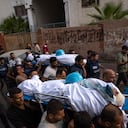 Palestinos, entre ellos algunos periodistas, cargan el martes 10 de octubre de 2023 los cuerpos de dos reporteros palestinos, Mohammed Soboh y Said al-Tawil, quienes murieron por un ataque aéreo israelí en la Ciudad de Gaza. Hamas, el grupo islamista que gobierna la Franja de Gaza, llevó a cabo un ataque sin precedentes el sábado contra Israel, donde mató a más de 1.000 personas y secuestró a varias más. Israel respondió con intensos bombardeos contra Gaza que han dejado a cientos de palestinos muertos. (AP Foto/Fatima Shbair)