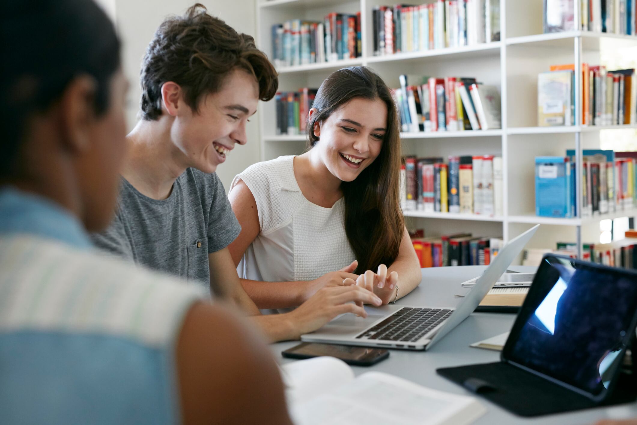 Sumérjase en el mundo de la educación sin barreras financieras mientras exploramos las características distintivas de las principales universidades gratuitas de Estados Unidos.