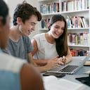 Explore cómo estas instituciones líderes están transformando el acceso a la educación superior con matrículas gratuitas y programas de servicio estudiantil.